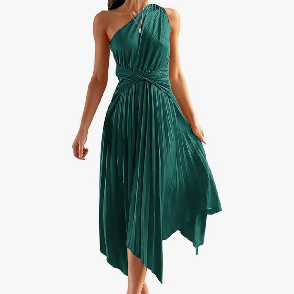 Women’s long satin dress in green             Size 10